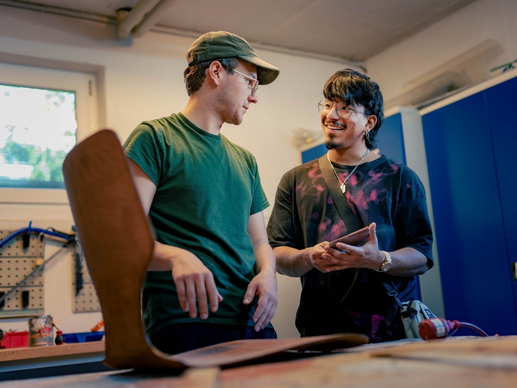 Ein Arbeitstherapeut und ehemaliger Suchtkranker besprechen sich in der Schreinerei.