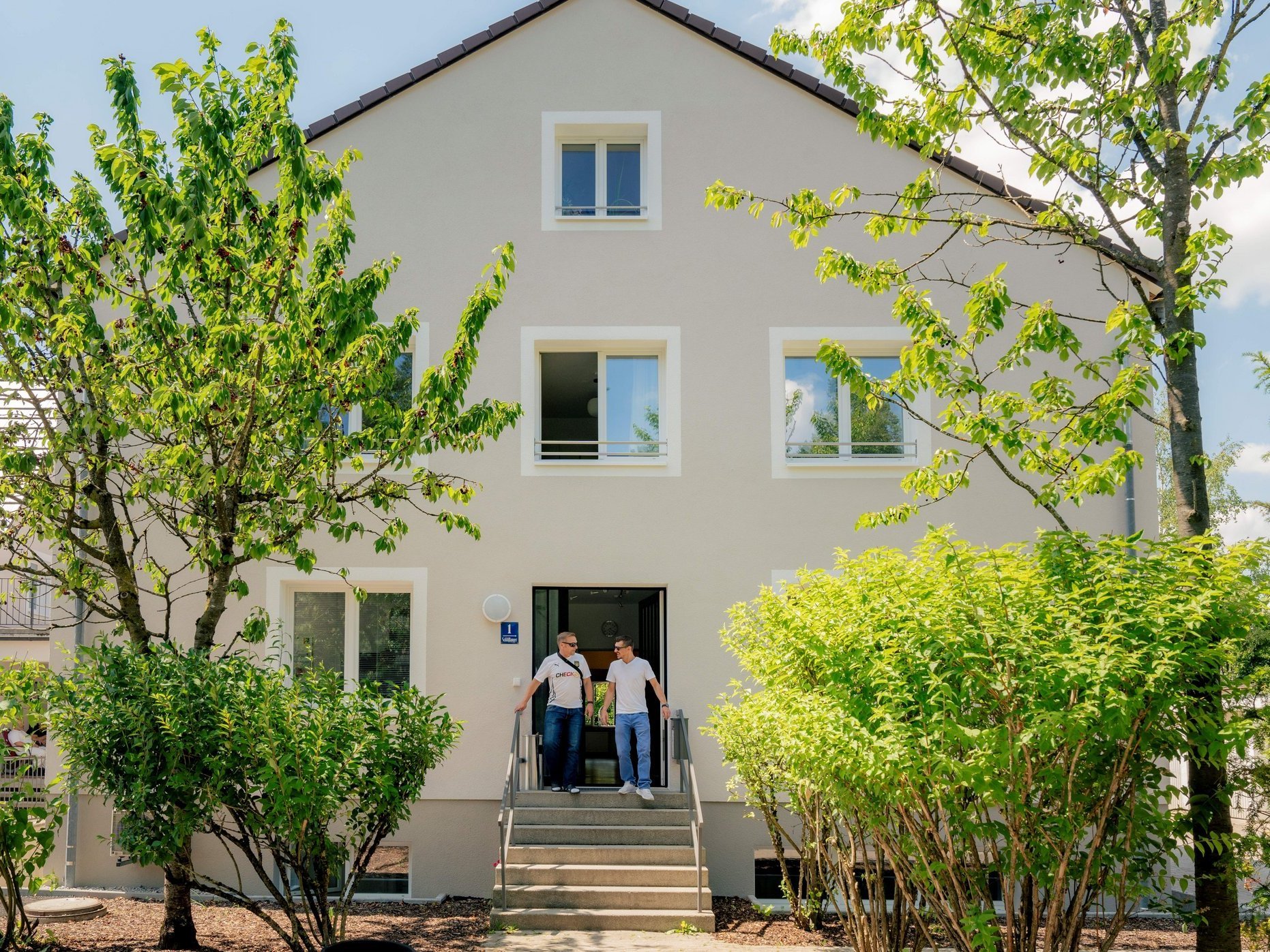 Das Adaptionshaus Kieferngarten von aussen, ein helles Haus